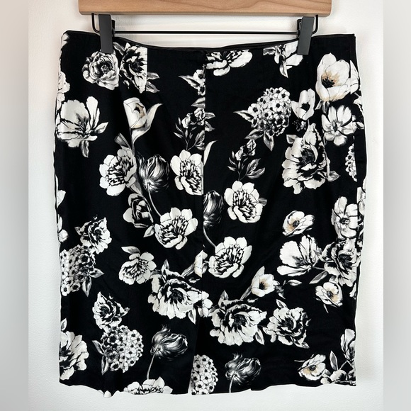 WHITE HOUSE BLACK MARKET Black & White Floral Skirt | Size 12 - Picture 4 of 8